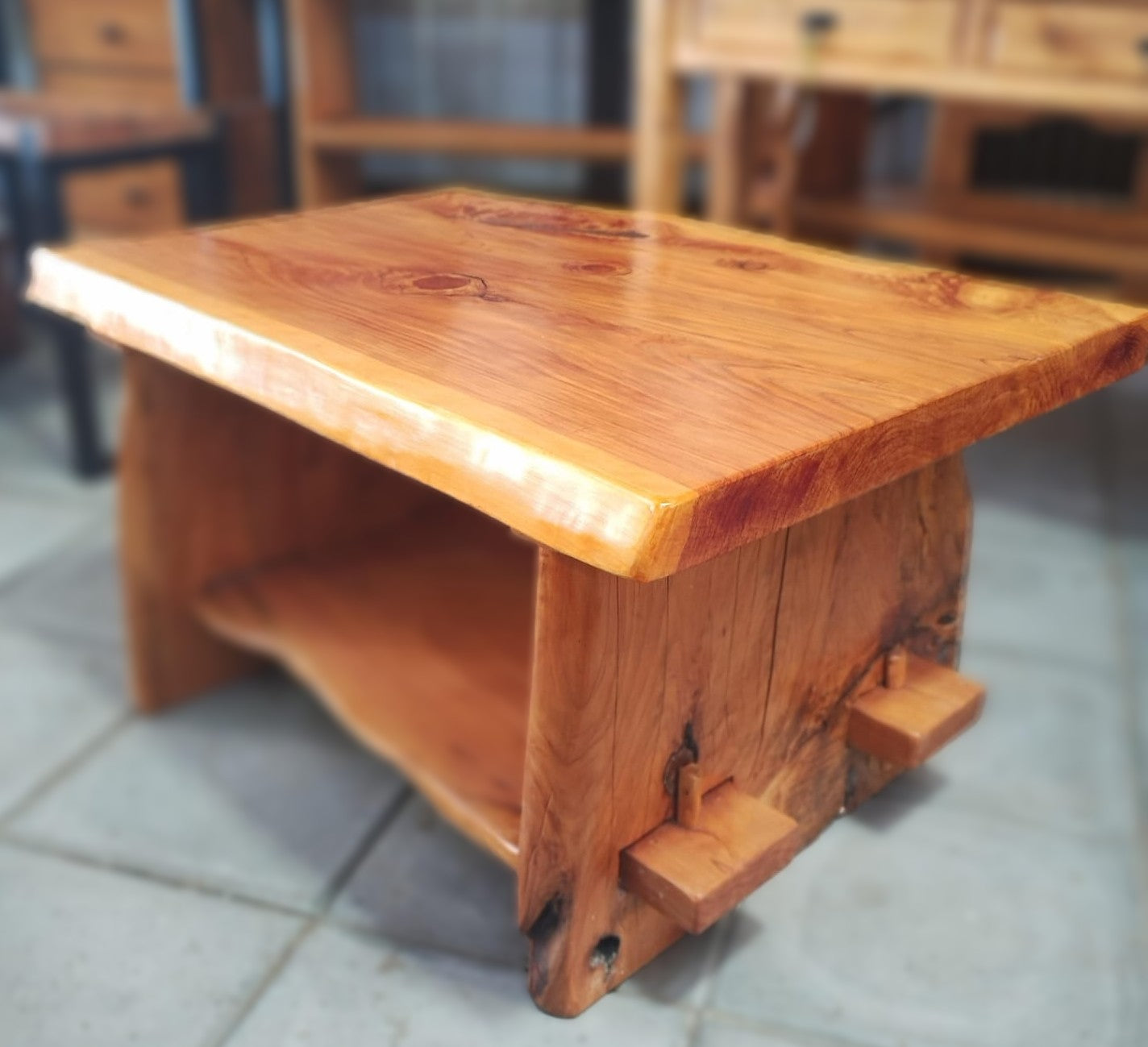 🌲 Mesa de Centro en Madera de Ciprés