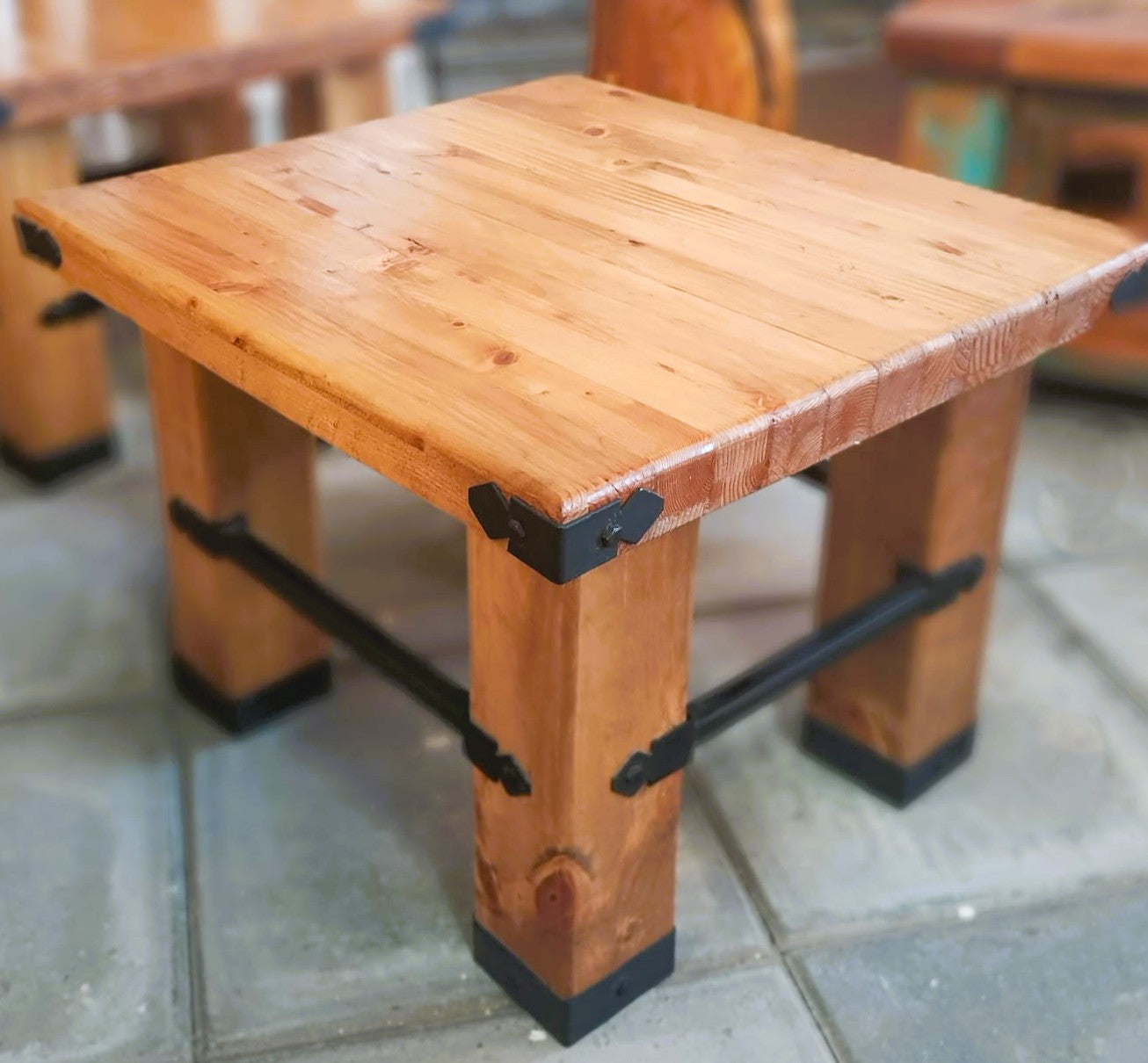 🌲 Mesa Lateral en Madera de Pino Insigne + Detalles en Fierro