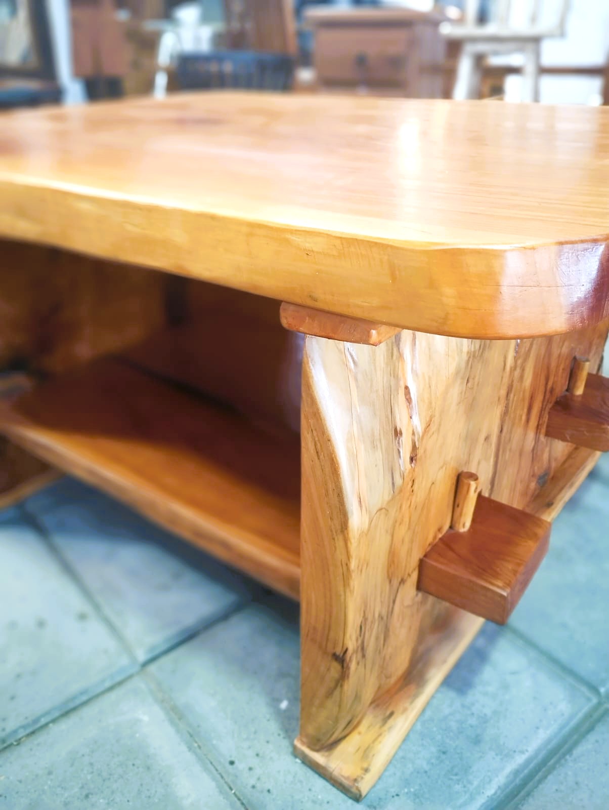 🌲 Mesa de Centro en Madera de Ciprés