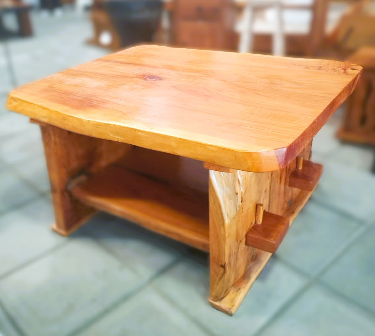 🌲 Mesa de Centro en Madera de Ciprés