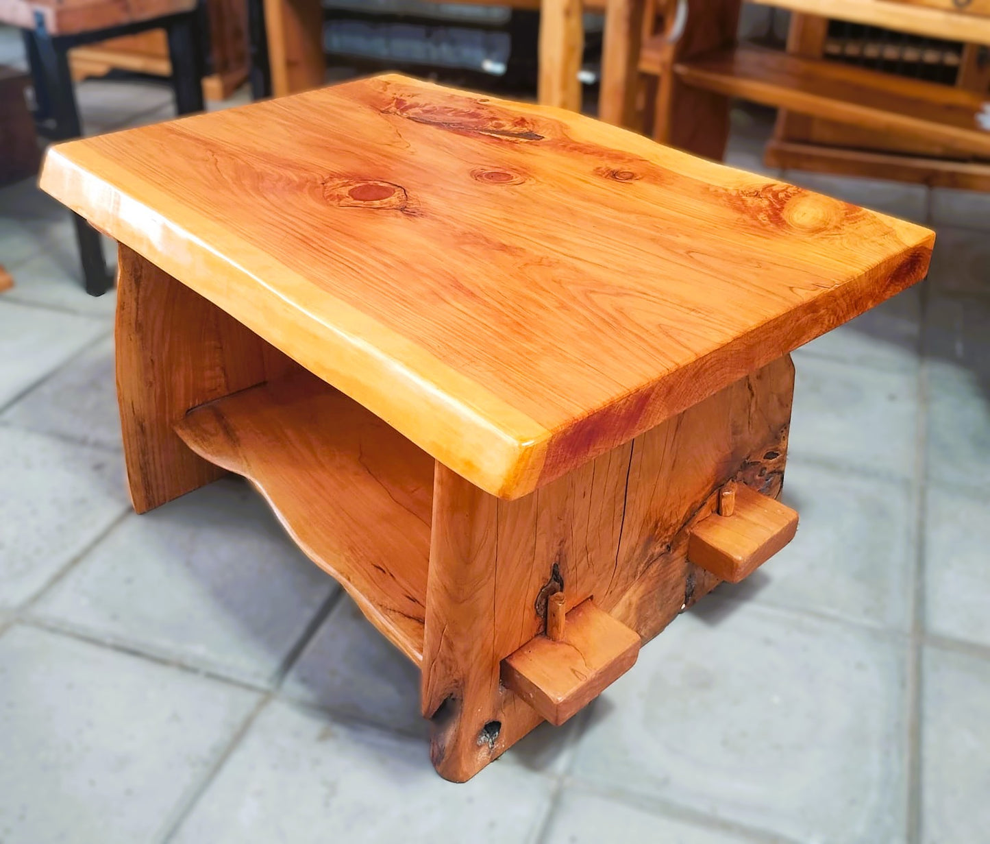 🌲 Mesa de Centro en Madera de Ciprés