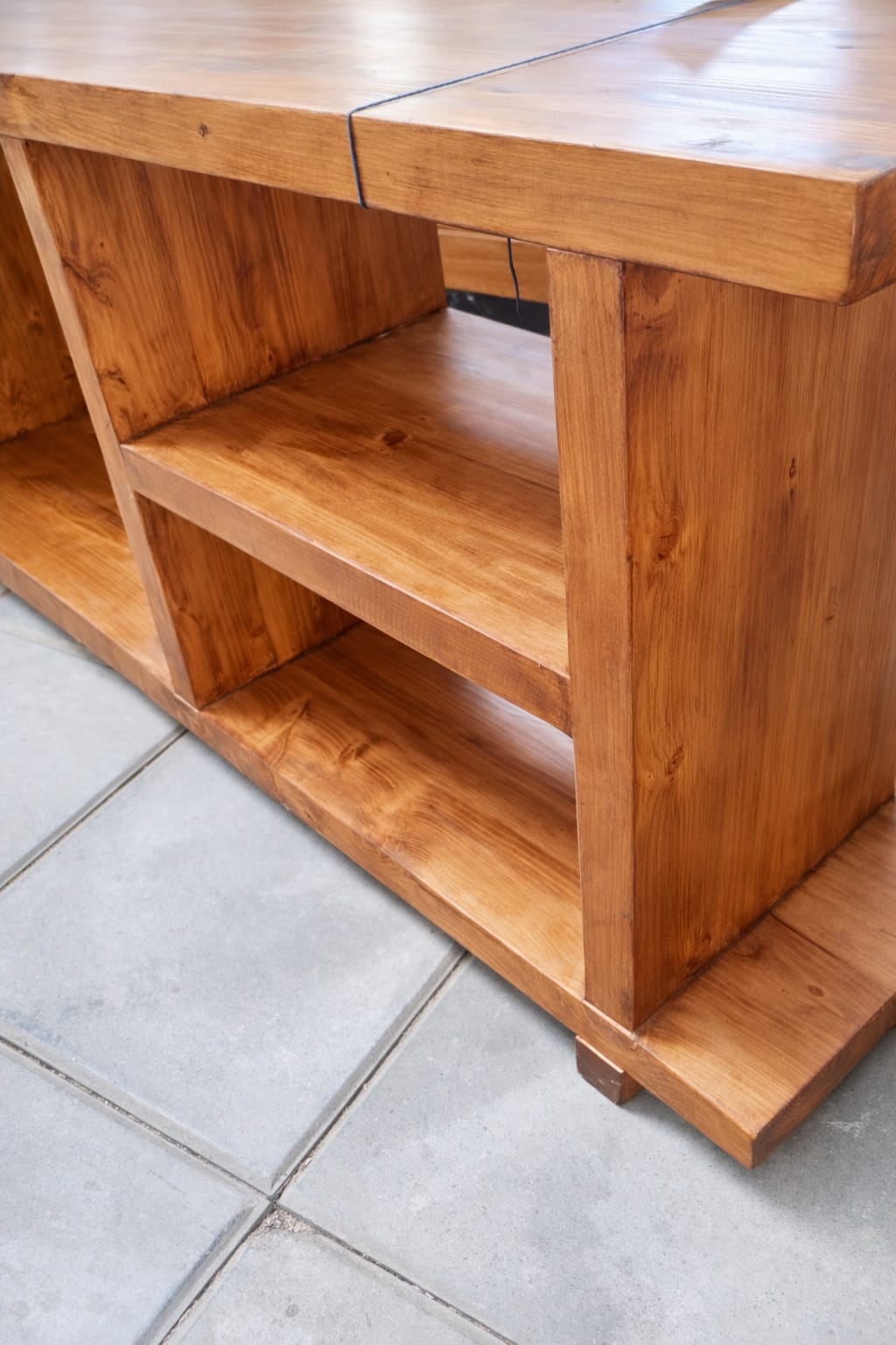 🌿 RACK EN MADERA DE CIPRÉS