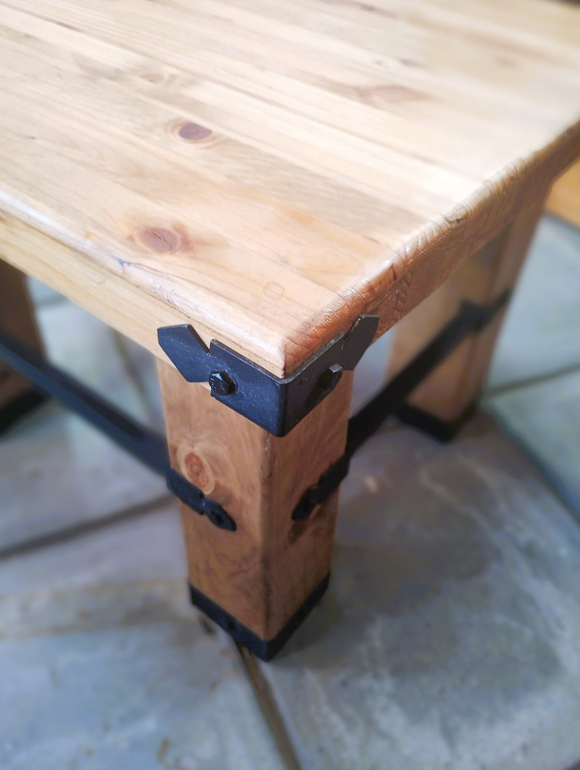 🌲 Mesa Lateral en Madera de Pino Insigne + Detalles en Fierro