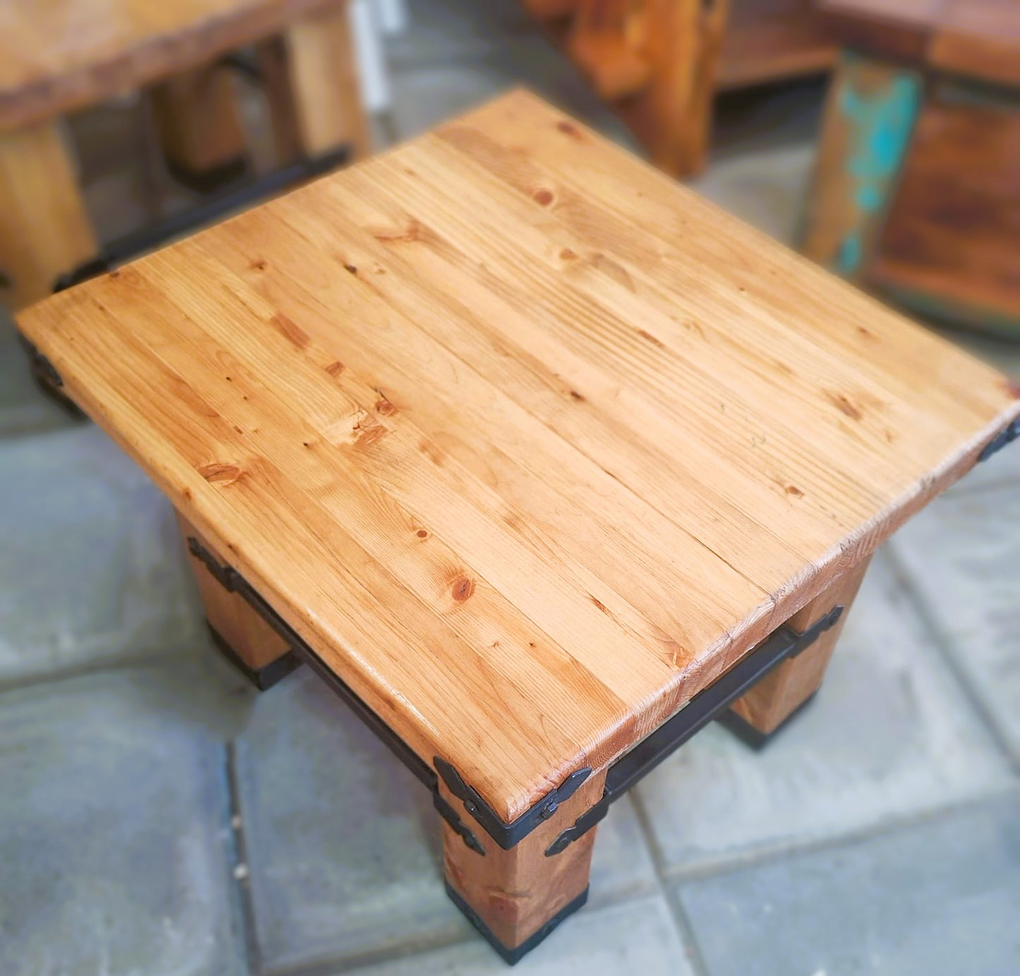 🌲 Mesa Lateral en Madera de Pino Insigne + Detalles en Fierro
